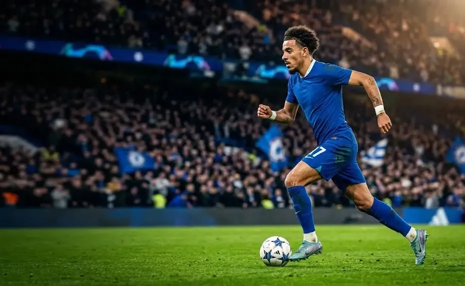 Malo Gusto en plein sprint avec le ballon sur le côté droit à Stamford Bridge